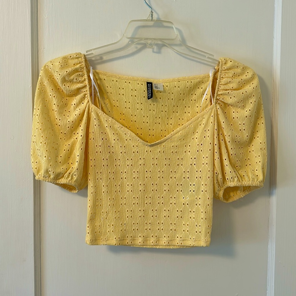 Small yellow crop top with cute design
